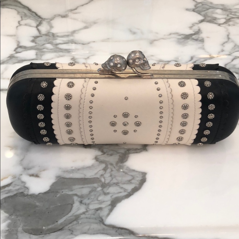 Alexander McQueen skull clutch bag black/white